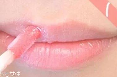 唇彩怎样才能不掉色？用口红雨衣固色