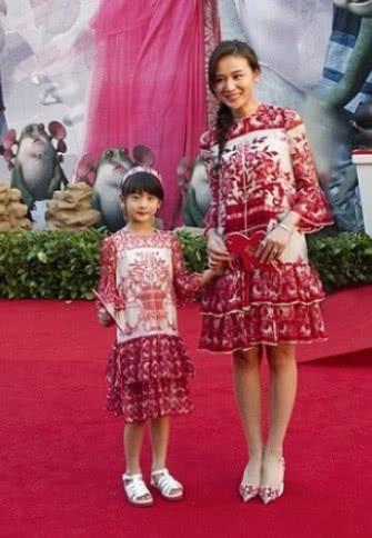 森碟近照曝光，长相与身高太不搭！网友：赶上姚明女儿了！