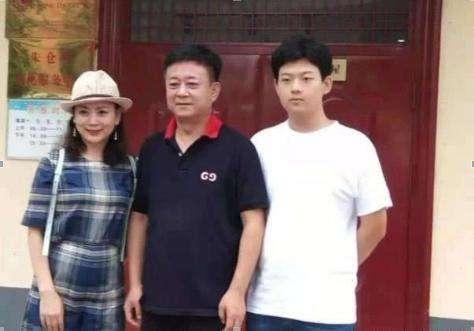 人生赢家朱军!结婚27年和妻子恩爱如初,18岁儿子帅过鹿晗