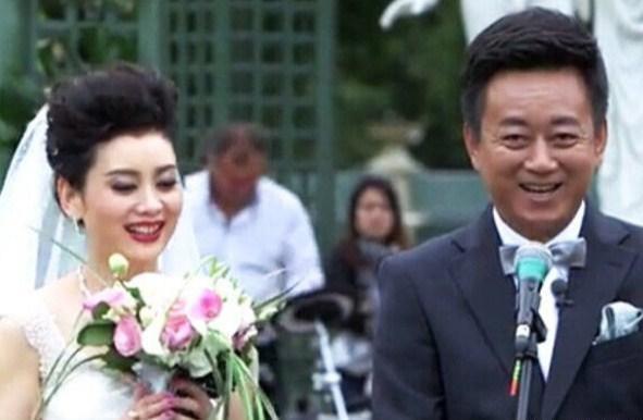 人生赢家朱军!结婚27年和妻子恩爱如初,18岁儿子帅过鹿晗