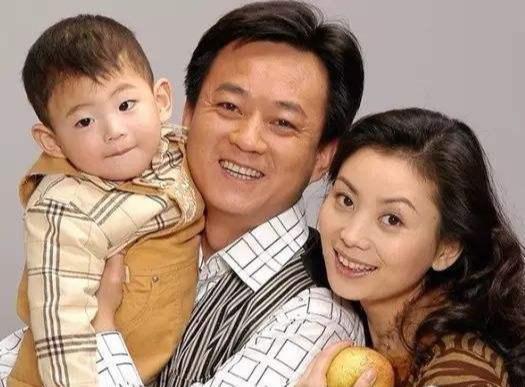 人生赢家朱军!结婚27年和妻子恩爱如初,18岁儿子帅过鹿晗