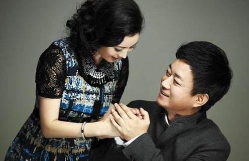 人生赢家朱军!结婚27年和妻子恩爱如初,18岁儿子帅过鹿晗