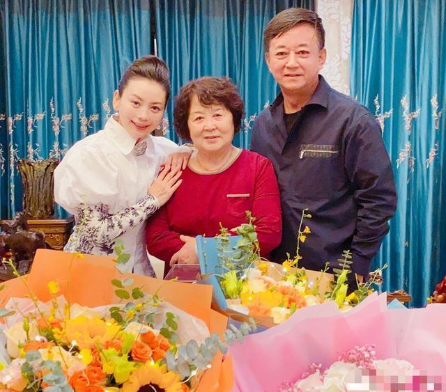 人生赢家朱军!结婚27年和妻子恩爱如初,18岁儿子帅过鹿晗