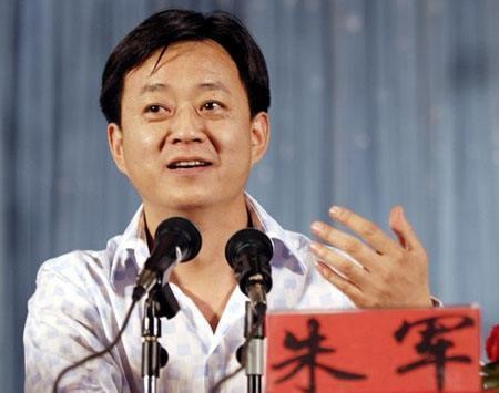 人生赢家朱军!结婚27年和妻子恩爱如初,18岁儿子帅过鹿晗