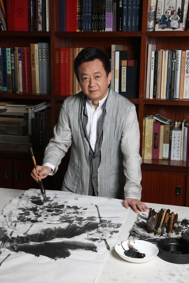 人生赢家朱军!结婚27年和妻子恩爱如初,18岁儿子帅过鹿晗