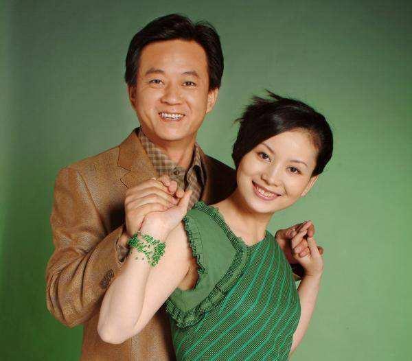 人生赢家朱军!结婚27年和妻子恩爱如初,18岁儿子帅过鹿晗