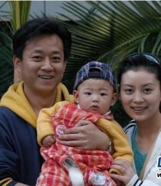 人生赢家朱军!结婚27年和妻子恩爱如初,18岁儿子帅过鹿晗