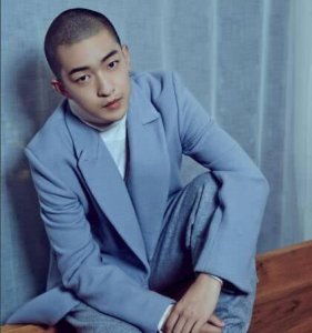 ​长脸男生应该留什么发型(长脸的男生适合什么发型)