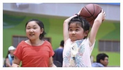 ​姚明身高2米26，老婆1米9，女儿7岁这么高还开始打篮球