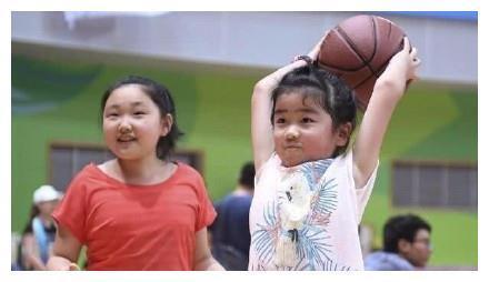 姚明身高2米26,老婆1米9,女儿7岁这么高还开始打篮球