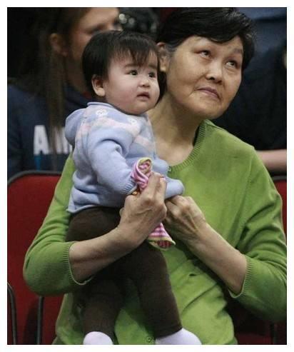 姚明身高2米26,老婆1米9,女儿7岁这么高还开始打篮球