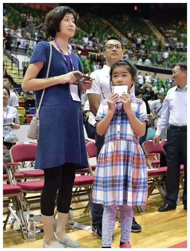 姚明身高2米26,老婆1米9,女儿7岁这么高还开始打篮球