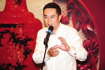 ​张嘉译驼背走路摇头晃脑？原来也得了周杰伦这样的病