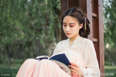 ​下联：腹有诗书气自发；上联怎么对