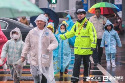 ​图集丨东营交警风雨中坚守 守护群众平安出行