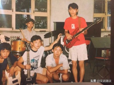 ​这张轮回乐队的照片你见过吗，看看主唱是谁