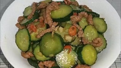 ​黄瓜炒肉像我这样做，瘦肉不腥不柴黄瓜脆嫩爽口，妈呀！太...