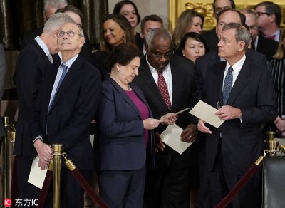 ​美前总统老布什追悼仪式举行 各界人士前往吊唁