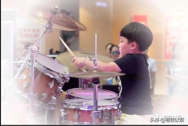 架子鼓的几种演奏方法（架子鼓在演奏中的姿势把握及风格把握）(2)