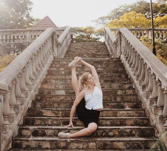 小陶红身材真的绝了,47岁的她依旧保持着少女身材