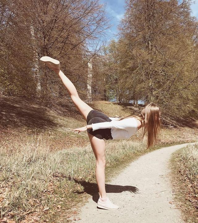 小陶红身材真的绝了,47岁的她依旧保持着少女身材