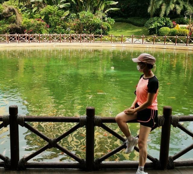 小陶红身材真的绝了,47岁的她依旧保持着少女身材