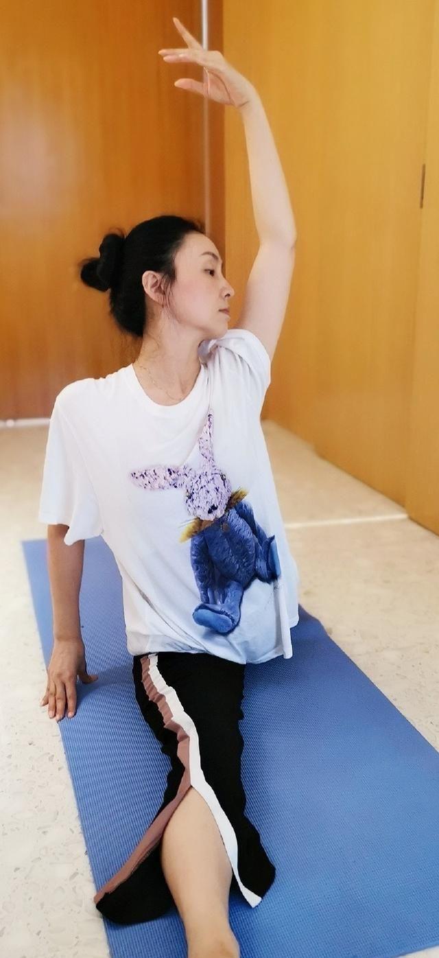 小陶红身材真的绝了,47岁的她依旧保持着少女身材