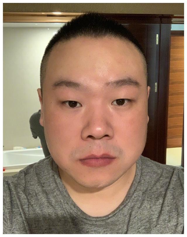 岳云鹏本人?穿大红雨衣大裤衩,脚踩拖鞋雨中接娃,随意又朴素