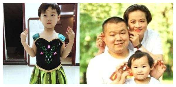 岳云鹏本人?穿大红雨衣大裤衩,脚踩拖鞋雨中接娃,随意又朴素