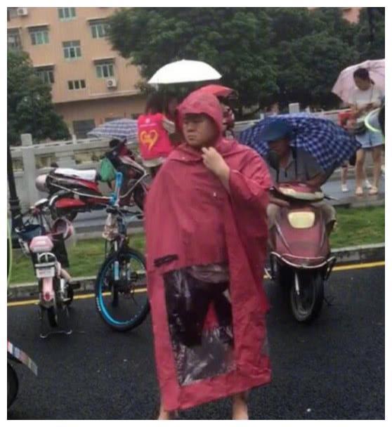 岳云鹏本人?穿大红雨衣大裤衩,脚踩拖鞋雨中接娃,随意又朴素