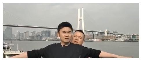 岳云鹏本人?穿大红雨衣大裤衩,脚踩拖鞋雨中接娃,随意又朴素