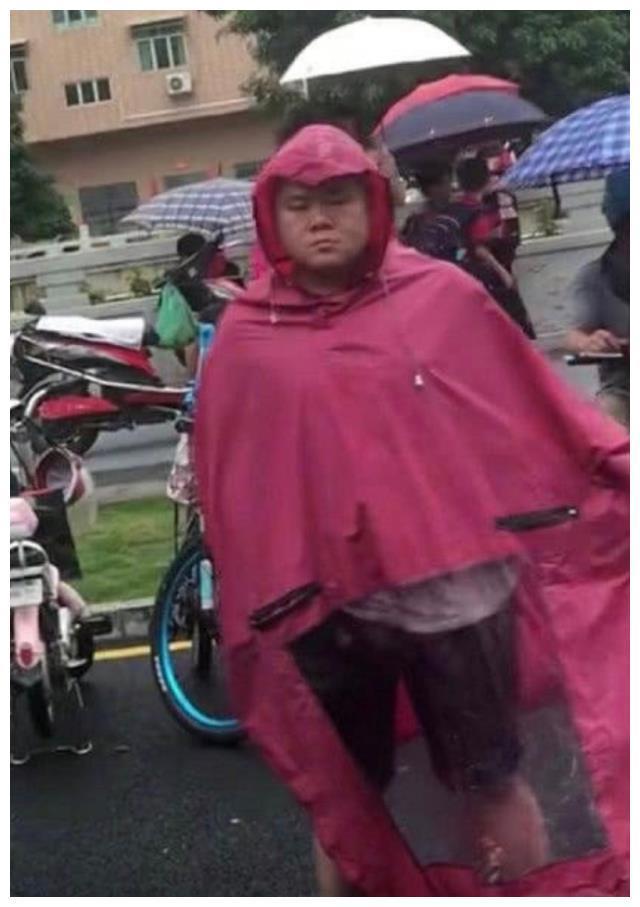 岳云鹏本人?穿大红雨衣大裤衩,脚踩拖鞋雨中接娃,随意又朴素