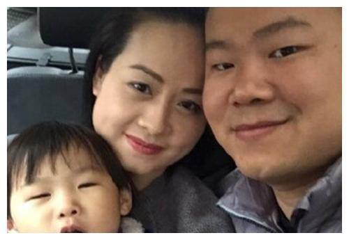 岳云鹏本人?穿大红雨衣大裤衩,脚踩拖鞋雨中接娃,随意又朴素