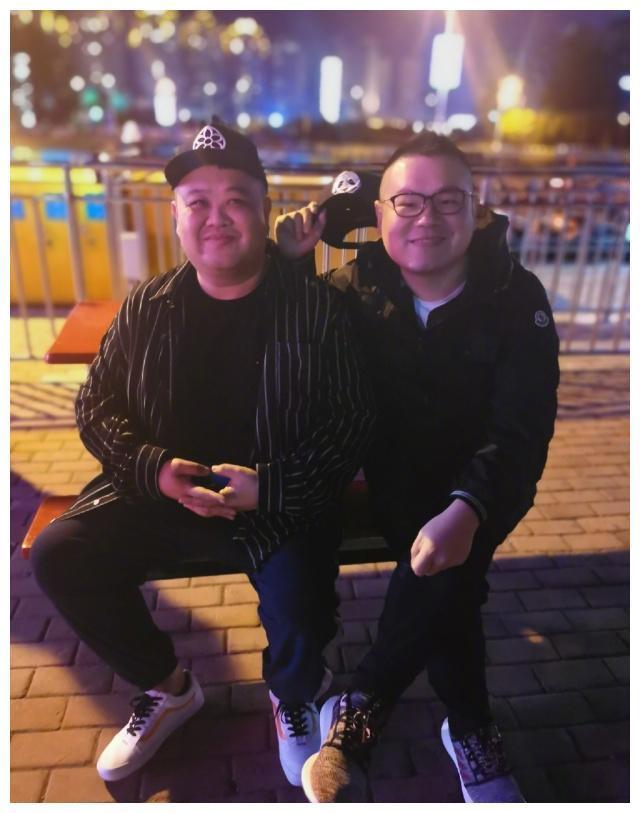 岳云鹏本人?穿大红雨衣大裤衩,脚踩拖鞋雨中接娃,随意又朴素