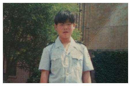 岳云鹏本人?穿大红雨衣大裤衩,脚踩拖鞋雨中接娃,随意又朴素