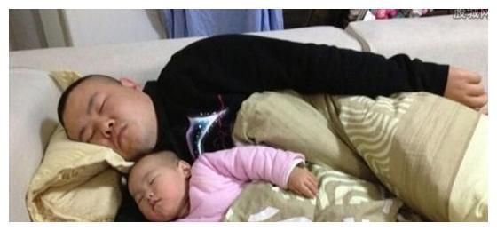 岳云鹏本人?穿大红雨衣大裤衩,脚踩拖鞋雨中接娃,随意又朴素