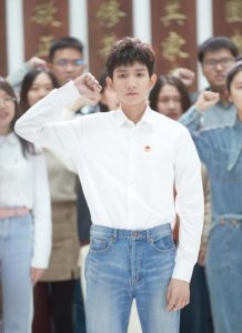 ​王源抽烟吸图片（王源吃人均3000块的日料）