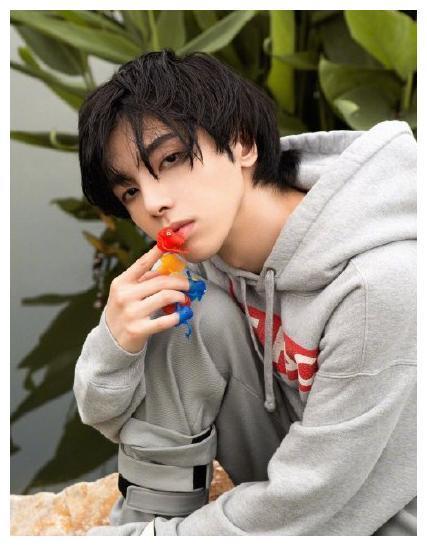 华晨宇几乎不写情歌,却说得一口土味情话,那么撩谁受得了