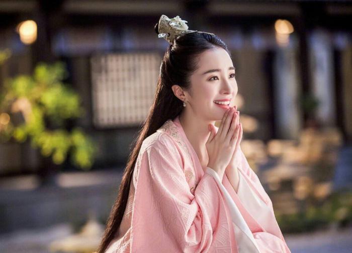 因搭杨洋受关注,如今与张铭恩绯闻出圈,胡冰卿的演艺道路不平坦