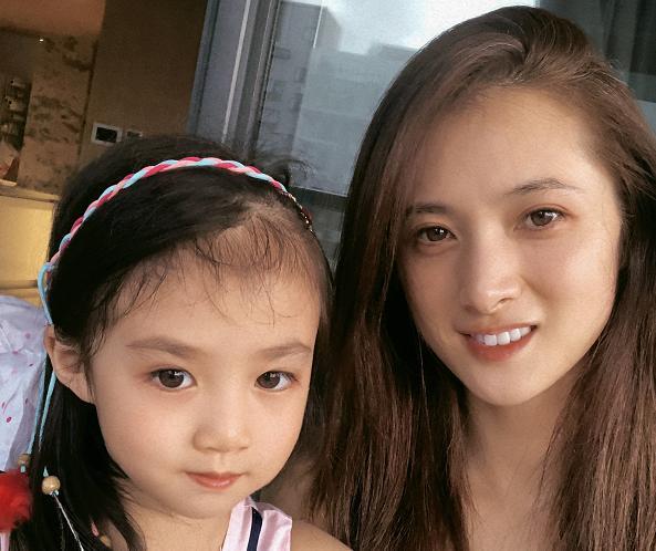 她是靳东初恋，搭档黄磊成名，4岁女儿美貌出众，丈夫身份却成谜