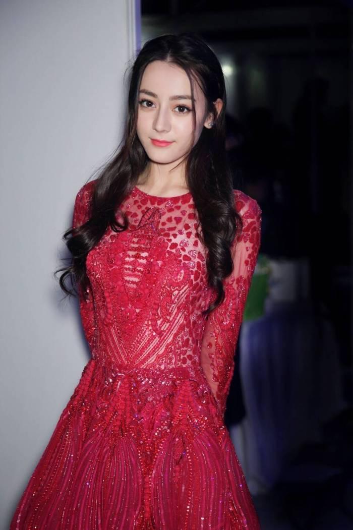 迪丽热巴拍摄杂志美如画,这双腿简直是腿控的福利