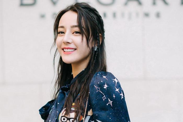 迪丽热巴拍摄杂志美如画,这双腿简直是腿控的福利