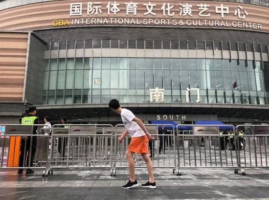 女孩因P图一夜全网爆红，你还记得曾经的贴吧剪刀手女神吗？