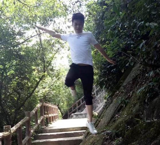 女孩因P图一夜全网爆红，你还记得曾经的贴吧剪刀手女神吗？