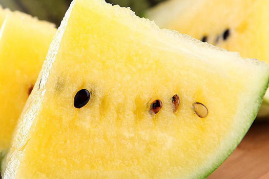 西瓜为什么是黄颜色的,果肉是黄颜色的西瓜是什么西瓜图3