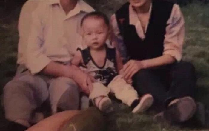 女装大佬小银晒自己的童年旧照，网友：你居然真的是男人！