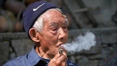 农村老人精通招蛇术,打坐念咒画圈圈,毒蛇立刻纷涌而来