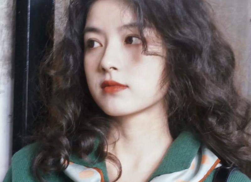 男生暗恋你时会表现出哪些潜意识动作？揭秘男生心中的暗恋迹象！